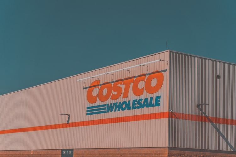 looses it at costco employee over a mask 